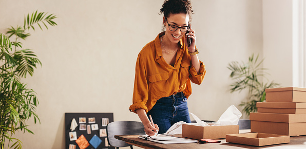 Drop shipping propietario del negocio confirmando el pedido en el teléfono photo