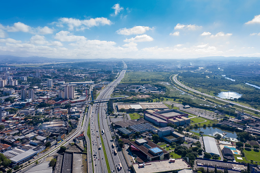 Carretera Presidente Dutra. Entornos de la ciudad de Guarulhos Estrada que conecta la ciudad de Sao Paulo con Río de Janeiro, Brasil, visto desde arriba. photo