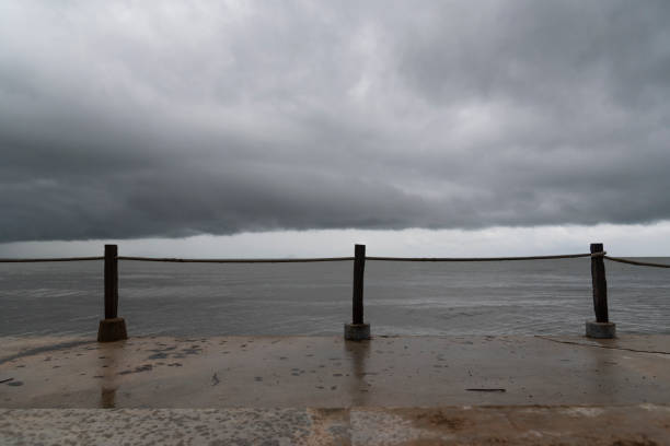 la depresión gigante se apresura nube de tormenta en el cielo en la playa de turismo tropical, tailandia. - hurrican fotografías e imágenes de stock