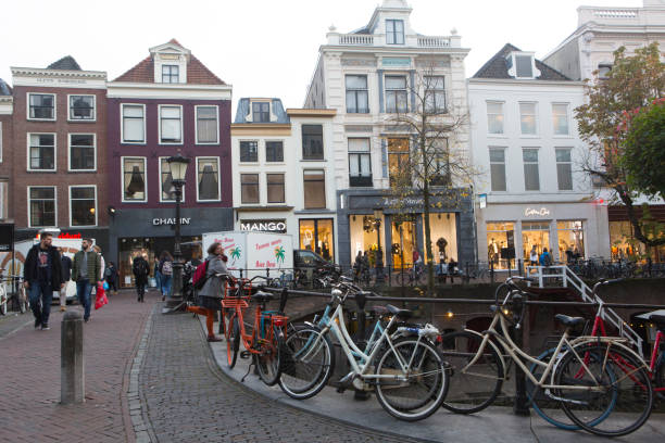 kuvapankkikuvat ja rojaltivapaat kuvat aiheesta utrecht, alankomaiden kanavatalot ja polkupyörällä kaupat kantakaupungissa - shopping street in utrecht netherlands