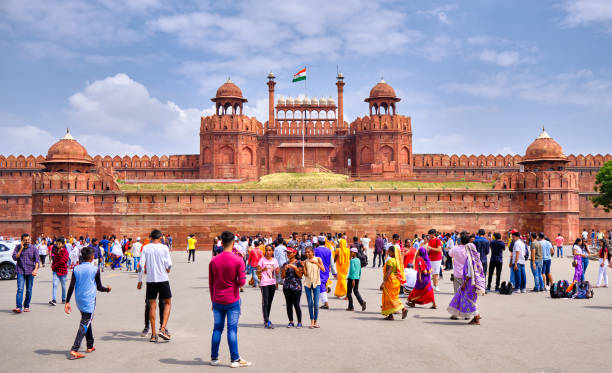 tourists visiting the red fort in delhi, india - new delhi horizontal photography color image imagens e fotografias de stock