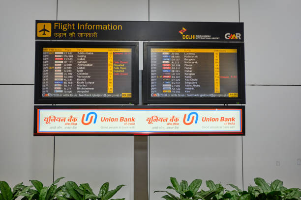 tableau d’affichage d’information de vol à l’aéroport international d’indira gandhi à new delhi, inde - airport india arrival departure board delhi photos et images de collection