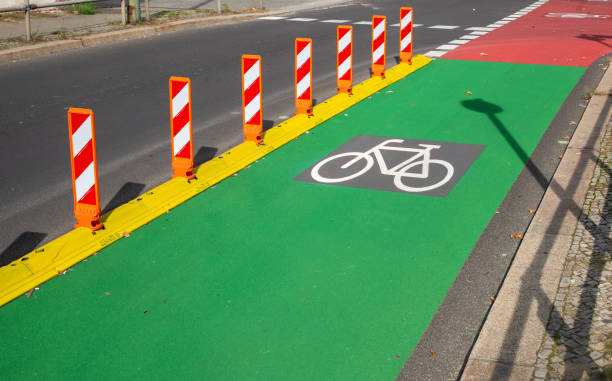 緑の自転車レーンの自転車標識 - cycling bicycle healthy lifestyle green ストックフォトと画像
