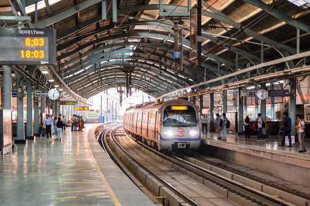 train arrives at metro station of delhi metro system - new delhi horizontal photography color image imagens e fotografias de stock