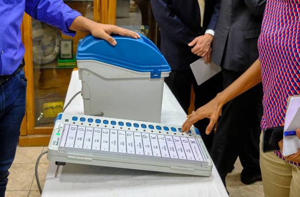 unidade de votação da máquina de votação usada para eleições gerais indianas - urna eletrônica - fotografias e filmes do acervo