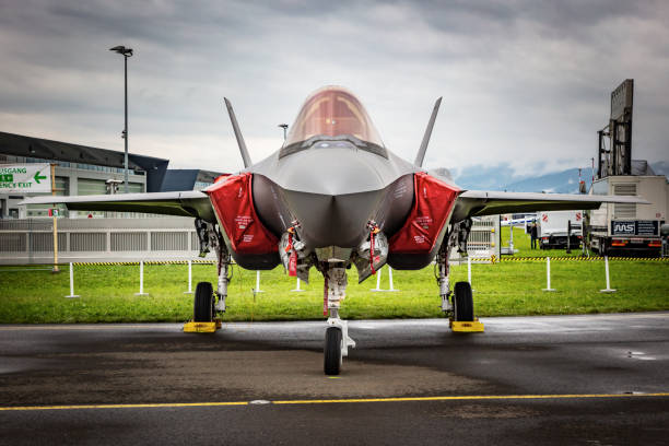 aviões de caça lockheed martin f-35a lightning ii mm7360 da força aérea italiana na base aérea de zeltweg - flying jet fighter plane air vehicle - fotografias e filmes do acervo