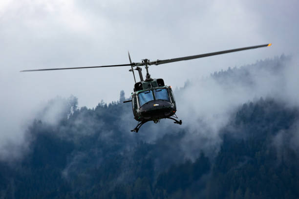 força aérea austríaca agusta bell ab-212 5d-hr voando na base aérea de zeltweg - transport helicopter - fotografias e filmes do acervo