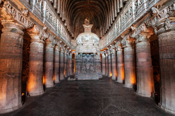 stupa en las cuevas de ajanta cerca de aurangabad - india statue carving history fotografías e imágenes de stock