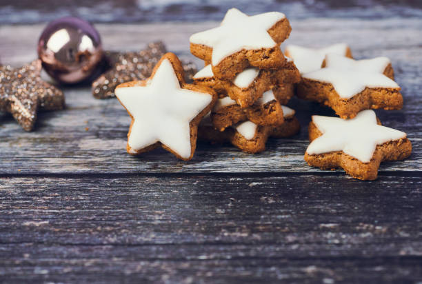 weihnachtshintergrund mit zimtsternen und kopierraum für jeden text - zimtstern stock-fotos und bilder