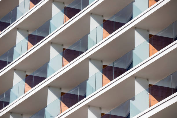 balkone in modernem mehrfamilienhaus - housing project housing development apartment urban scene stock-fotos und bilder
