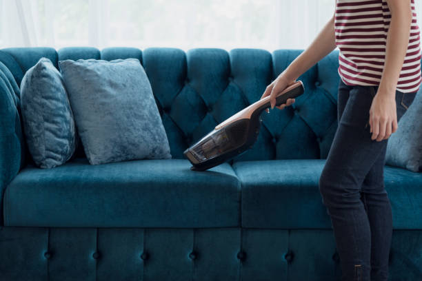 meubles d’aspirateur de femme au foyer dans une maison avec un aspirateur portatif main-tenu - vacuum cleaner photos et images de collection