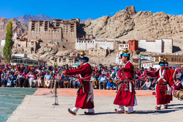 menschen in traditionellen kleidern, ladakh festival - cham mask stock-fotos und bilder