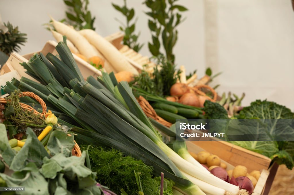 view of a market stall with vegetables focus made in the middle of the photo on the leeks Convenience Store Stock Photo