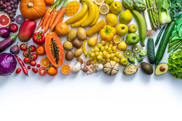 verdure colorate e frutta cibo vegano in colori arcobaleno isolati sul bianco - artichoke food vegetable fruit foto e immagini stock