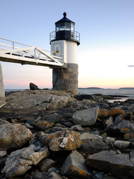 el faro de marshall point en la entrada del río st. george y el pueblo pesquero de port clyde en maine - sea new england marshall point lighthouse lighthouse fotografías e imágenes de stock