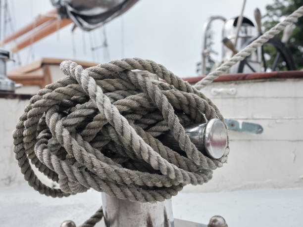 corda tie-down em um velho veleiro de madeira na costa do maine - tiedown - fotografias e filmes do acervo