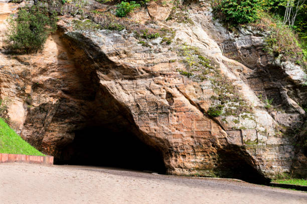 the widest and highest cave in the baltic countries known as gutman's cave, which is located on the gauja river in the national park of sigulda - spelaeology imagens e fotografias de stock