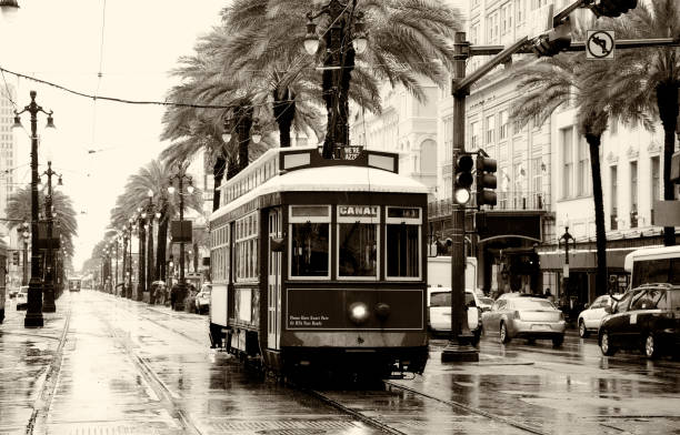 雨の日のストリートカー、ニューオーリンズ。 - new orleans cable car louisiana street ストックフォトと画像