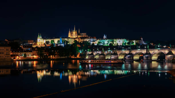 프라하의 밤에 찰스 브리지와 세인트 비투스 대성당 - prague czech republic europe night 뉴스 사진 이미지