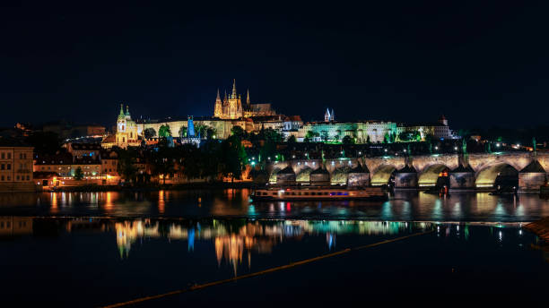 карлов мост и собор святого витуса ночью в праге - prague czech republic europe night стоковые фото и изображения