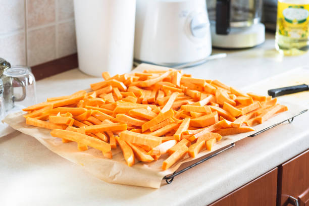 papas fritas - sweet potato french fries yam baked fotografías e imágenes de stock