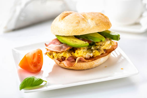 sandwich with bacon, egg and avocado - 5600 imagens e fotografias de stock