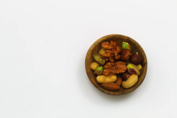 복사 공간이있는 흰색 표면에 소형 대나무 그릇에 호두, 헤이즐넛, 캐슈 너트 및 아몬드 선택 - almond variation bamboo bowl 뉴스 사진 이미지