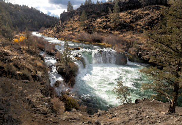 steelhead falls sur la rivière deschutes dans le centre de l’oregon - crooked river photos et images de collection