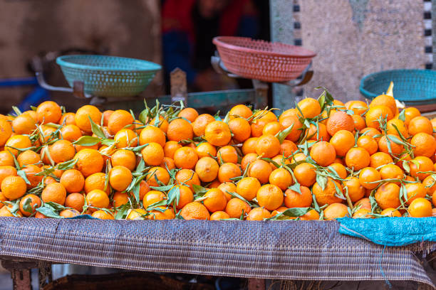 traditionella marockanska mandariner på en gatumarknad i marocko - rabat marocko bildbanksfoton och bilder