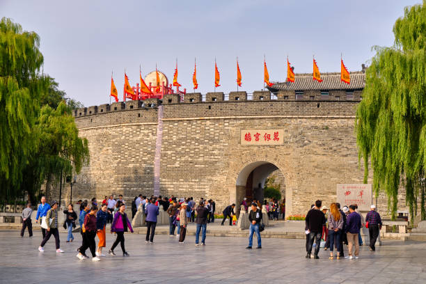 los turistas visitan la ciudad amurallada de qufu, declarada patrimonio de la humanidad por la unesco, donde se encuentra el templo de confucio en qufu, china - confucian fotografías e imágenes de stock