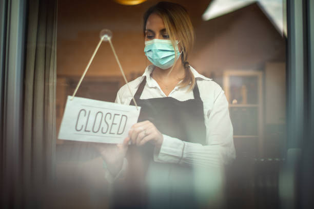 istock Face mask and closed sign 1287104532