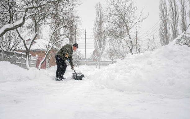 l'uomo con una pala pulisce la pista dalla neve - snow cleaning foto e immagini stock