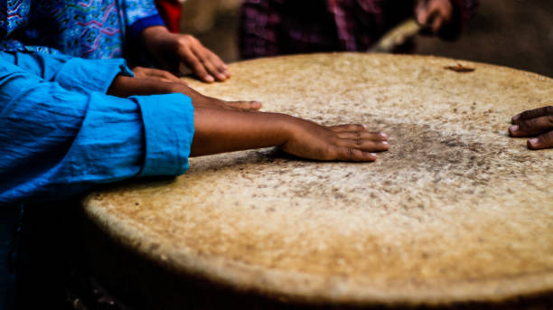 indonezja wsi dzieci zabawy podczas gry na perkusji z przyjaciółmi. - drum beats zdjęcia i obrazy z banku zdjęć