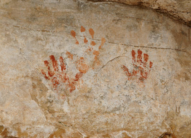 bemalte handdrucke auf einem felsen am cliff spring grand canyon nationalpark north rim an einem heißen sonnigen sommertag - social history flash stock-fotos und bilder