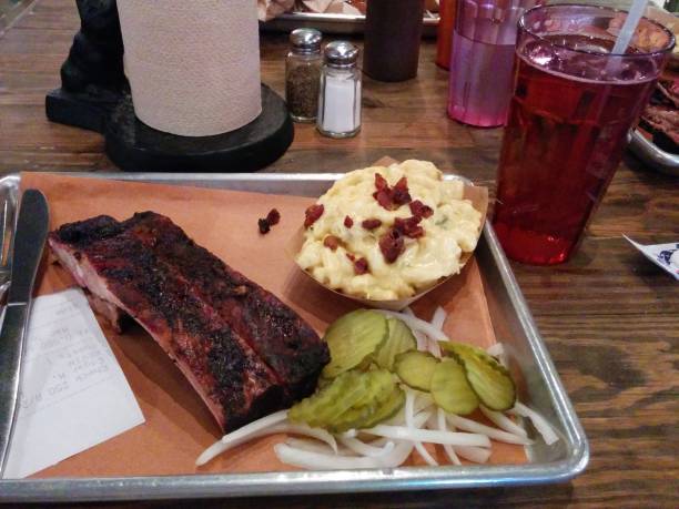 half rack of ribs with side of jalapeño mac and cheese, texas bbq, dallas, texas, usa - texas tea fotografías e imágenes de stock