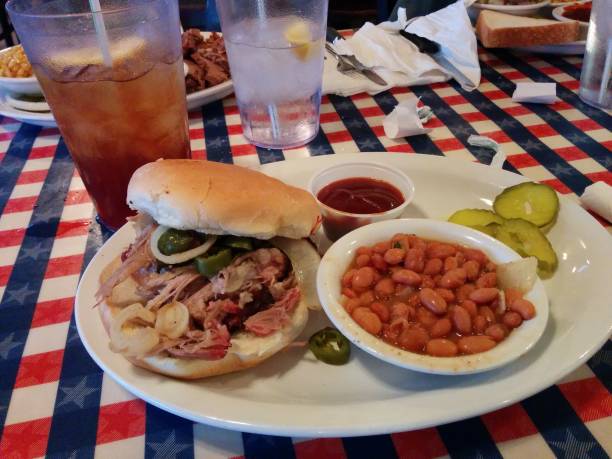 sandwich de cerdo tirado con frijoles al horno, texas bbq, houston, texas, ee. uu. - texas tea fotografías e imágenes de stock