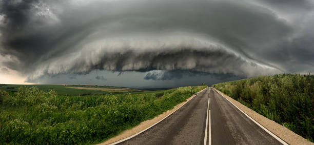 beautifully structured supercell thunderstorm in bulgarian plains - valley storm thunderstorm mountain imagens e fotografias de stock