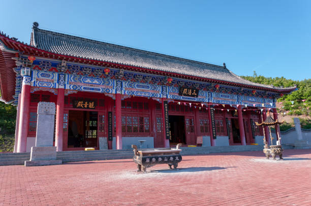 templo taoísta fuera de la ciudad en heihe en el verano - tibet tibetan culture buddhism writing fotografías e imágenes de stock