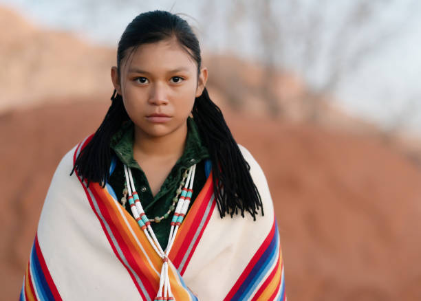 serio ritratto di ragazza navajo davanti a un hogan - navajo american culture indigenous culture women foto e immagini stock
