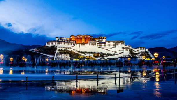 potala palace reflection - tibet potala palace lhasa himalayas imagens e fotografias de stock