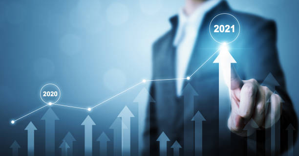 사업가 가리키는 화살표 그래프 기업 미래 성장 계획. 2020년~2021년 컨셉의 성공과 성장성장을 위한 비즈니스 개발 - graph solution business finance 뉴스 사진 이미지