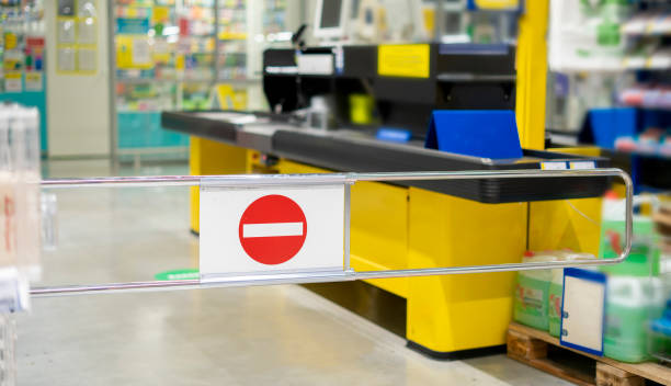 barrière fermée, panneau d’arrêt dans le supermarché de l’épicerie alimentaire, terminal de trésorerie fermé temporaire - supermarket cash register checkout counter credit card photos et images de collection