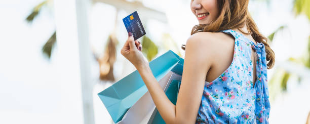 счастливый азиатский покупки женщина с кредитной картой макет в таиланде - credit card paying boutique young women стоковые фото и изображения