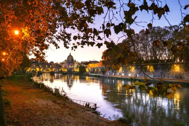 Photo of A suggestive and pictorial twilight scene along the banks of the Tiber river in the historic heart of Rome
