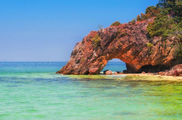 タイ・リペ島のアダマン海の美しいターコイズブルーのビーチ - サトゥーン県 ストックフォトと画像