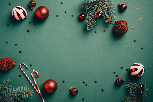 Fondo de Navidad vintage con decoración de bolas rojas y blancas, ramas de abetos, bastones de caramelo, confeti. Plantilla de tarjeta de Navidad retro. photo