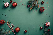 赤と白のボールの装飾、モミの木の枝、キャンディー杖、紙吹雪とヴィンテージクリスマスの背景。レトロなクリスマスカードテンプレート。
