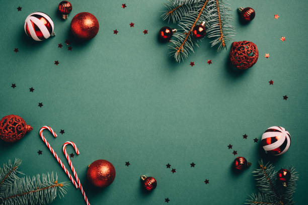 復古聖誕背景與紅色和白色球裝飾，冷杉樹枝，糖果手杖，紙屑。復古聖誕卡範本。 - 俯拍 圖片 個照片及圖片檔