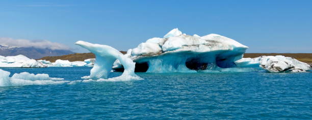 iceberg and ice floes in glacial lagoon jokulsarlon, iceland. strange icebergs huge ice floes in glacial lake, sparkling white blue snow, winter fairy tale in calm blue sea north laguna, tranquility. - ice floe imagens e fotografias de stock