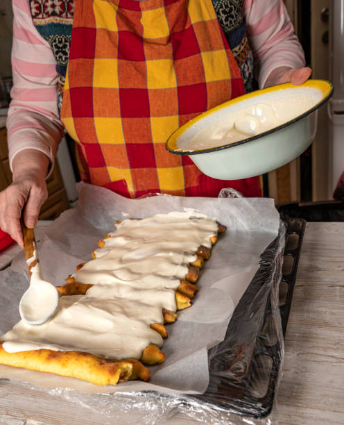 femme préparant la tarte de cerise avec la crème sure à la maison - baking cake making women photos et images de collection